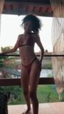 Une adolescente latina twerke son cul savoureux sur un balcon public snapshot 9