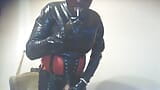 LatexPeti draagt Latex catsuit, handschoenen en rookt snapshot 1