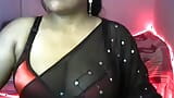 Une bhabhi desi sexy sensuelle se fait baiser par son voisin. snapshot 3