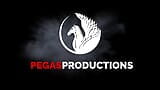 Pegas productions - Karlita, uma gordinha selvagem e fofa é pregada com força snapshot 10