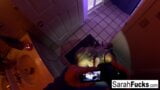 La estrella porno Sarah Jessie da una mamada en el baño snapshot 3