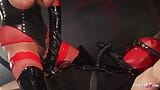 Sexe femdom en latex avec une esclave à grosse bite par la MILF dominatrice Jasmine Black snapshot 7