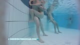 Teaser - coppia di adolescenti senza vergogna scopa in una piscina pubblica snapshot 5