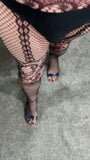 Reife TVrose Transvestit in Bodystocking und High Heels snapshot 1