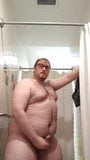 Un mec jouit dans la douche de la salle de sport snapshot 4