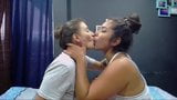 Menina loira de muita sorte com linda menina latina :-p snapshot 6