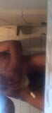 19 -jarige jongen gebruikt seksspeeltje tijdens het douchen snapshot 3