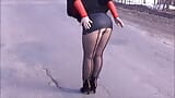 Кожаная юбка и черные колготки - сексуальная походка с большой задницей. snapshot 12