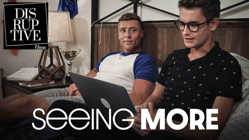 Closeted atlet svádí nerdy twink během studia