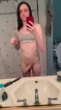 Une jeune trans sexy dans la salle de bain snapshot 3