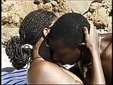 Un joli couple noir baise brutalement sous le soleil snapshot 3