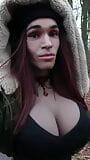 Quente crossdresser, caminhada à tarde de sexta-feira na floresta snapshot 10