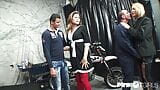 En un garaje puedes arreglar bicicletas, motos, coches y... travestis snapshot 2