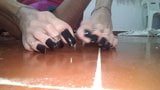 Gros plan sur les orteils noirs, les ongles snapshot 10