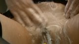 Cindy likt onder de douche om haar poesje schoon te maken snapshot 3