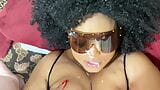 Une belle femme noire afro-noire à gros nichons suce une grosse bite blanche et reçoit du sperme snapshot 14