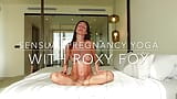 性感的裸体怀孕瑜伽和在床上伸展 - 与roxy Fox snapshot 1