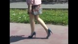 Heiße Blondine neckt und geht in sexy High Heels für deinen Fetisch snapshot 14