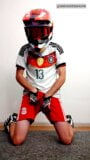 Une jeune en train de se branler dans un mxhelmet et des baskets snapshot 2