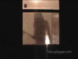 Voyeur guckt durch das Fenster eines Freundes snapshot 10