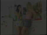 Blonde en brunette babes likken elkaars kutjes en neuken dan met een dildo snapshot 1