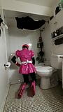 Sissy-Zimmermädchen putzt Badezimmer im Keuschheitsgürtel aus Stahl mit verriegeltem Dildo snapshot 3