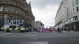 Topless activisten blokkeren London Bridge snapshot 9