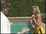 Blondes teen in cheerleader-uniform wird am pool geritten snapshot 2