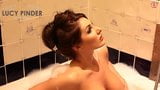 Lucy Pinder neemt een bad snapshot 14