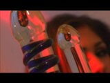 Gagica se masturbează cu un vibrator de sticlă înainte de a fute o bucată în baie snapshot 1