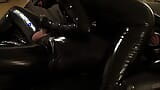 Latex, Latex und ihre Armee, Cumshot-Session. Volles Video, zweiter Blickwinkel snapshot 11