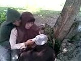 Siswi Berjilbab Asik Ciuman Di Taman snapshot 7