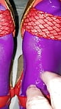 Ступни в нейлоновых колготках кроссдрессера и обувь становятся мокрыми и скользкими. snapshot 10