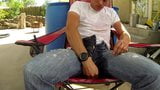 Mijando no meu jeans em uma cadeira de acampamento snapshot 15