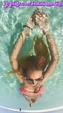 我漂浮在水面上。阳光，蓝天，碧水，有趣的泳衣。我喜欢！😎 你不需要更多。也许一个 snapshot 3