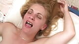 Blonde geile Schlampe bekommt eine riesige Ladung Sperma ins Gesicht, löffelt sie dann aus und isst sie! snapshot 25
