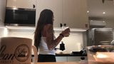 La tanga más pequeña en la cocina, luego sin bragas Sylvia snapshot 1