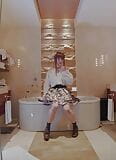 Japanse travestiet met konijnenoor komt klaar in een luxe hotelbadkamer. cumdrop. snapshot 1