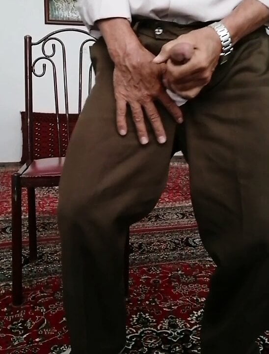 Iranischer alter Mann fingert seinen Arsch