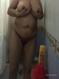 Bangladeshi tetona silvi chachi buscando sexy en la ducha snapshot 8