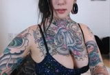 Chica tatuada con tetas enormes snapshot 16