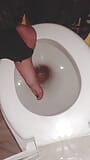 Vuile toiletslet overwinnaar De slet was uit de buurt en besloot zichzelf te straffen. ze zette haar voet in het toilet, en w snapshot 4