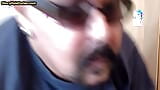 Echte amateur-homo papa zuigt kijkgat lul in thuis close-up snapshot 15