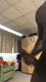 Yung grande cazzo nero si masturba nella sua stanza snapshot 4