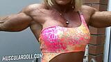 Grosse MILF musclée en talons hauts snapshot 3