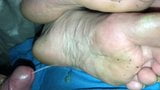 Amatorska milf, brudne stopy, ogromny wytrysk snapshot 8