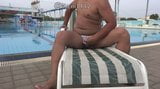 Divertimento nudo all&#39;aperto in piscina snapshot 8