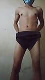 Ragazzo asiatico con un piccolo corpo nudo sulla telecamera snapshot 5