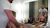 Η Γερμανίδα σκύλα Micky Muffin αποπλανήθηκε για να γαμηθεί από στυλίστα σε σετ πορνό snapshot 3