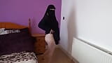 Bailando en burca y niqab en pies descalzos y masturbándose snapshot 9